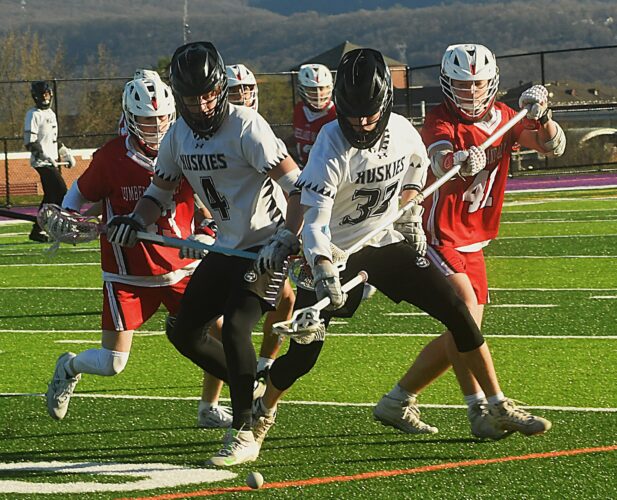 Eagles dominate Huskies, 18-1